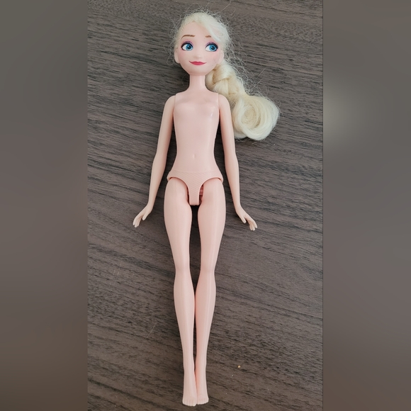 HASBRO YEAR 2016 DISNEY FROZEN SERIES ELSA 11 IN. DOLL&TWO MORE DRESSES. - Picture 9 of 13